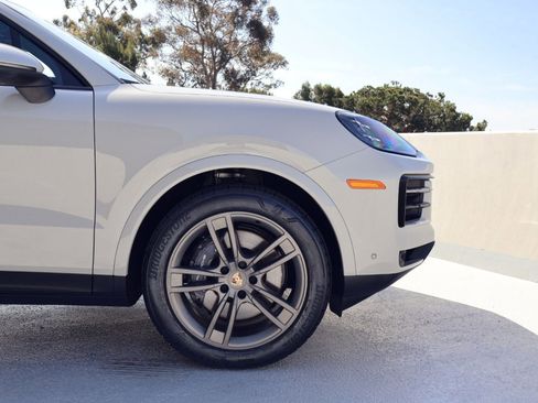 Certified 2025 Porsche Cayenne AWD/4WD image 11