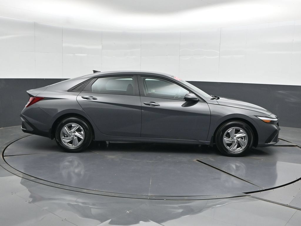 Used 2025 Hyundai Elantra SE FWD image 3