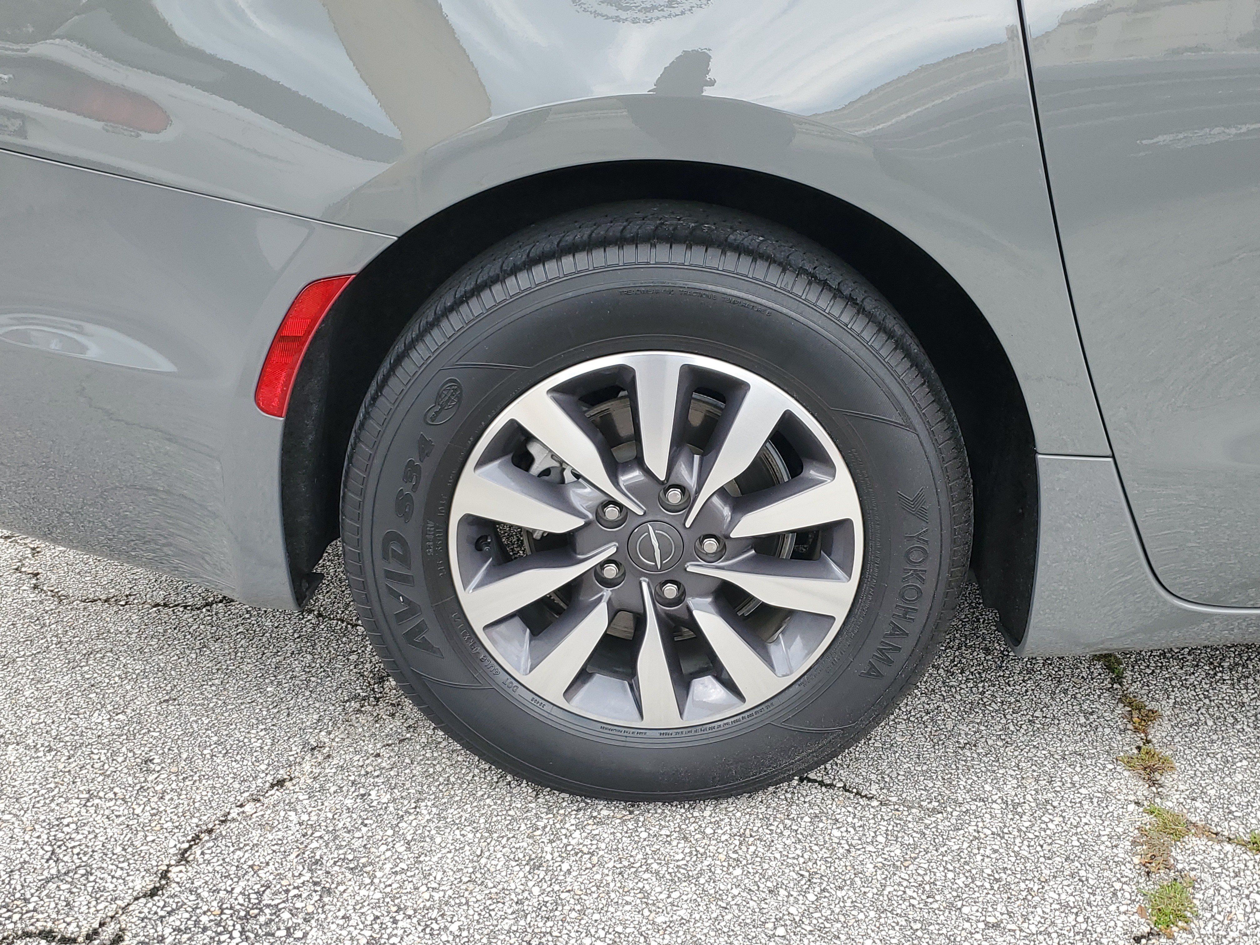Used 2022 Chrysler Pacifica Touring-L FWD image 5