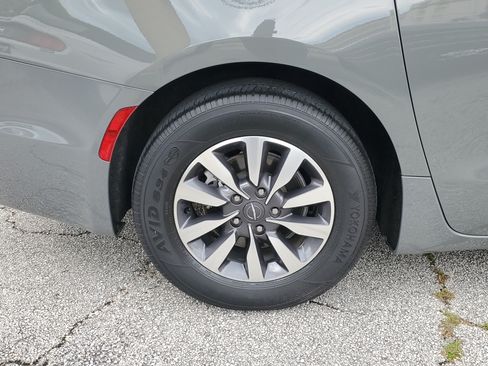 Used 2022 Chrysler Pacifica Touring-L FWD image 5