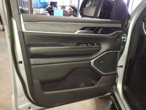 Used 2024 Jeep Wagoneer L Series III w/ Flexible Seating Group AWD/4WD image 12