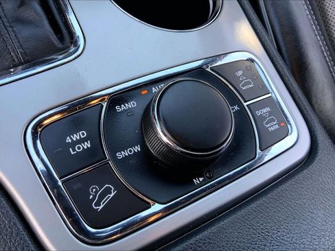 Used 2020 Jeep Grand Cherokee Overland AWD/4WD image 34