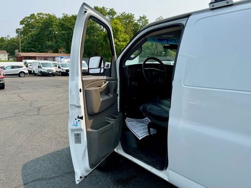 Used 2019 Chevrolet Express 2500 Extended RWD image 16