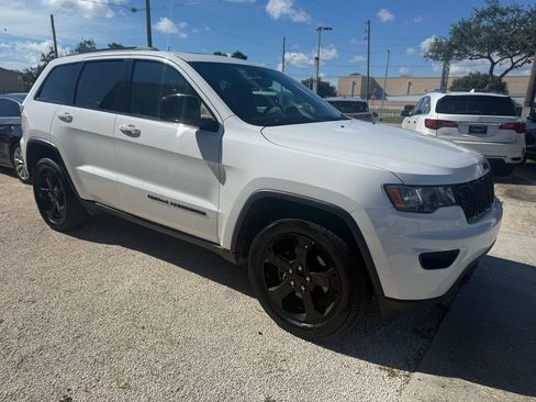Used 2019 Jeep Grand Cherokee Laredo image 5