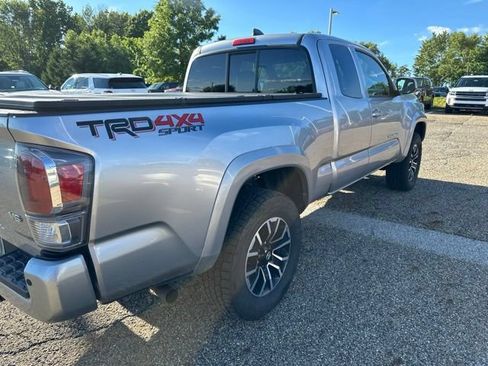 Used 2022 Toyota Tacoma TRD Sport w/ TRD Premium Sport Package AWD/4WD image 5