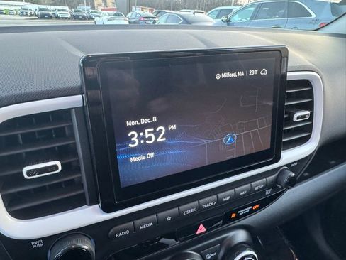 Used 2024 Hyundai Venue Limited image 27