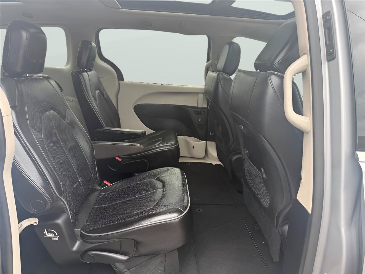 Used 2018 Chrysler Pacifica Limited FWD image 18