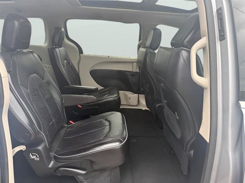 Used 2018 Chrysler Pacifica Limited FWD image 18