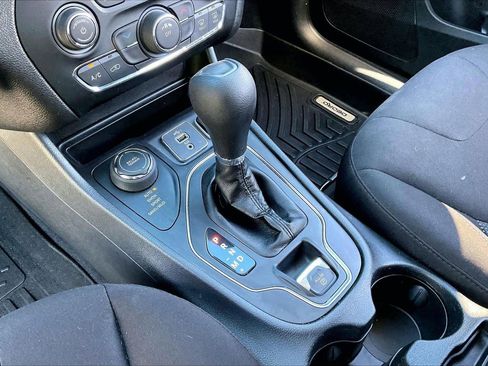 Certified 2019 Jeep Cherokee Latitude w/ Popular Appearance Group AWD/4WD image 29
