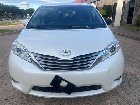 Used 2017 Toyota Sienna XLE Premium FWD image 3