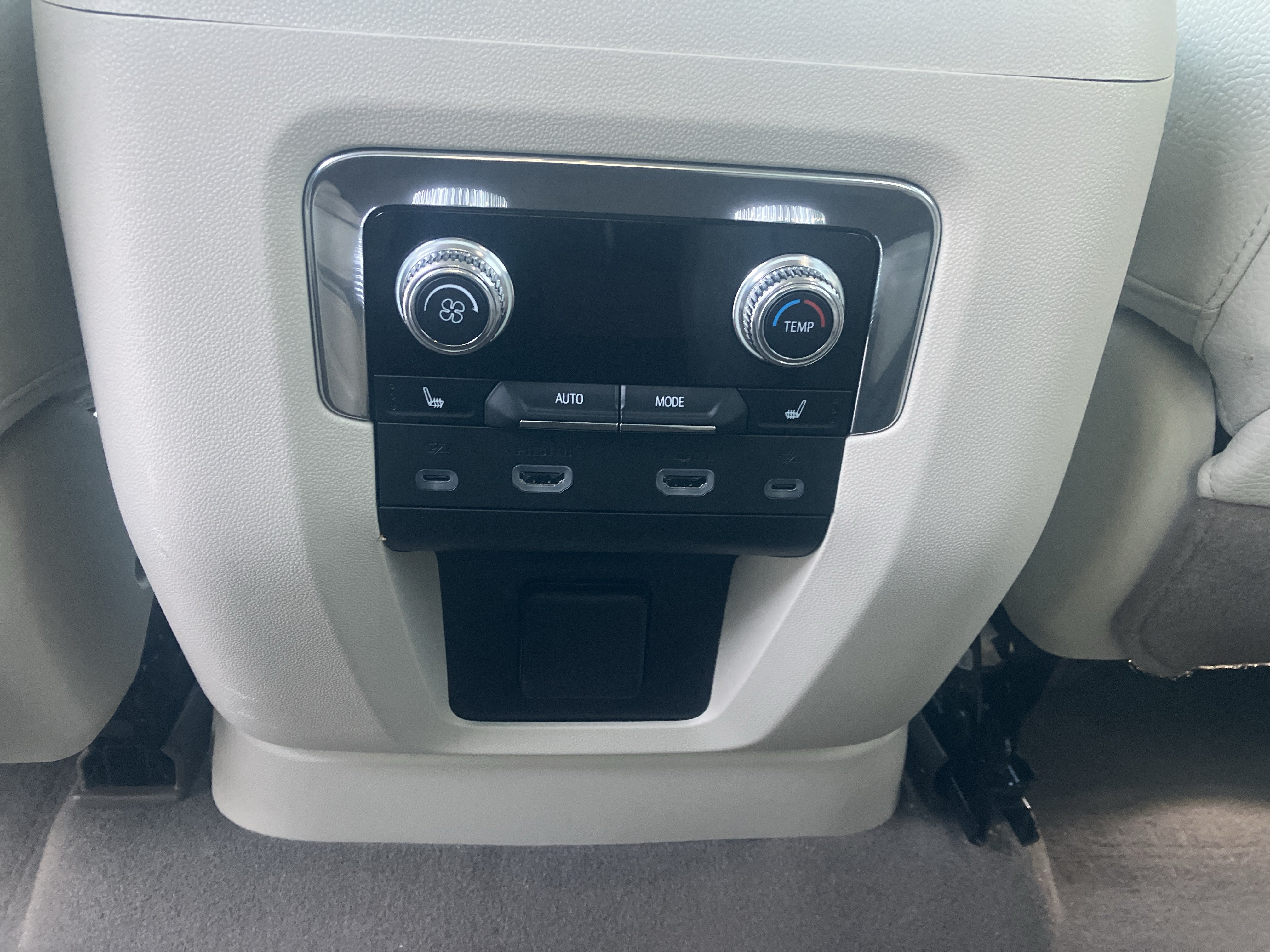 Used 2023 GMC Yukon Denali w/ Advanced Technology Package AWD/4WD image 17