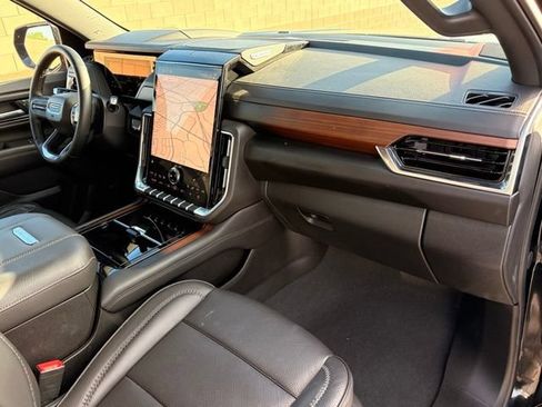Used 2025 GMC Yukon Denali AWD/4WD image 14