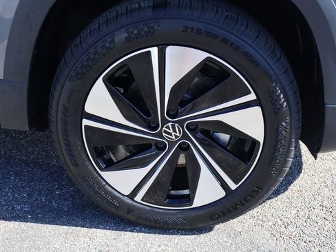 New 2026 Volkswagen Taos SE image 9