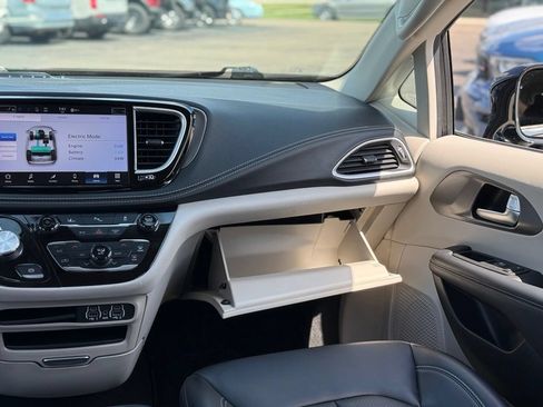 Used 2023 Chrysler Pacifica Touring-L FWD image 28