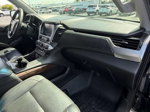 Used 2020 Chevrolet Suburban LT w/ Luxury Package RWD image 21