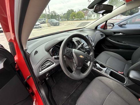Used 2017 Chevrolet Cruze LT w/ Convenience Package FWD image 10