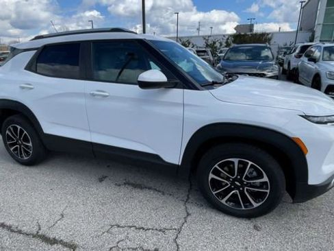 Used 2025 Chevrolet TrailBlazer LT FWD image 3