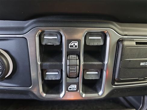 Used 2020 Jeep Wrangler Unlimited Sahara image 25