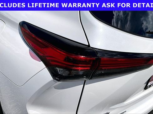 Used 2021 Toyota Highlander LE AWD/4WD image 25