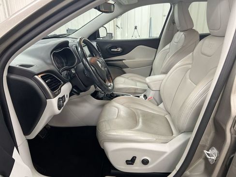 Used 2019 Jeep Cherokee Limited AWD/4WD image 19