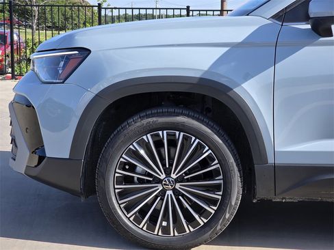 New 2025 Volkswagen Taos SE image 5