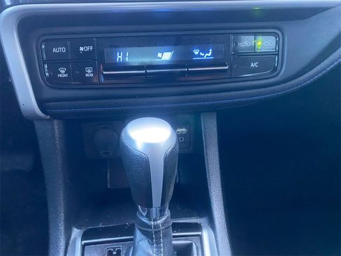 Used 2018 Toyota Corolla SE image 21