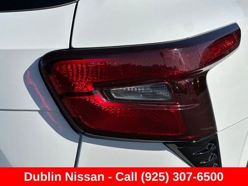 Used 2025 Chevrolet Trax RS FWD image 50