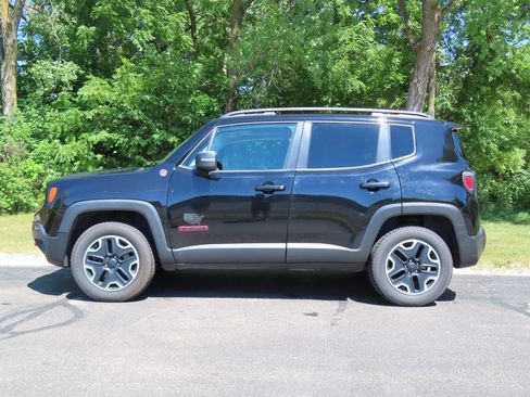 Used 2017 Jeep Renegade Trailhawk w/ Premium Trailhawk Package AWD/4WD image 7