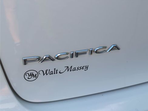 Used 2018 Chrysler Pacifica Limited FWD image 5