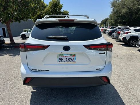 Used 2024 Toyota Highlander XLE AWD/4WD image 3