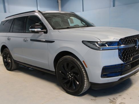 New 2026 Lincoln Navigator Reserve AWD/4WD image 1