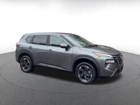 Used 2025 Nissan Rogue SV image 2