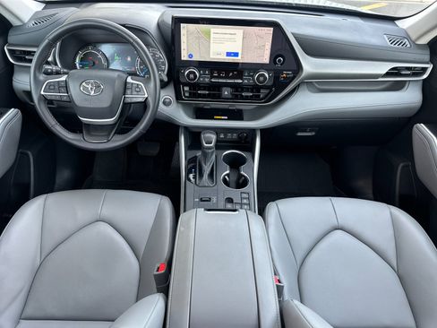 Used 2025 Toyota Highlander XLE image 12