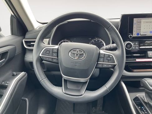 Used 2024 Toyota Highlander XLE image 26
