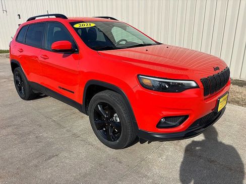 Used 2021 Jeep Cherokee Latitude Plus AWD/4WD image 3