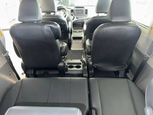 Used 2014 Toyota Sienna SE FWD image 26