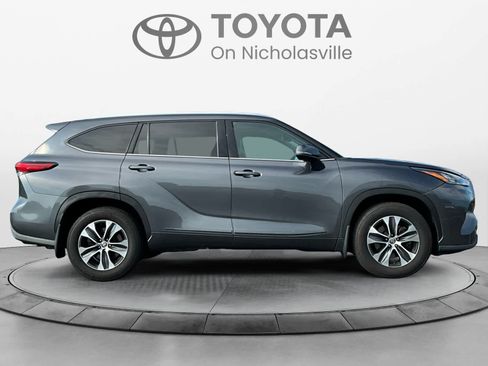 Used 2020 Toyota Highlander XLE AWD/4WD image 6