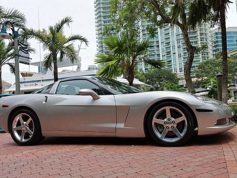 Used 2005 Chevrolet Corvette Coupe w/ Preferred Equipment Group RWD image 27