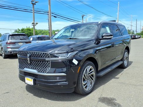New 2026 Lincoln Navigator Premiere AWD/4WD image 3