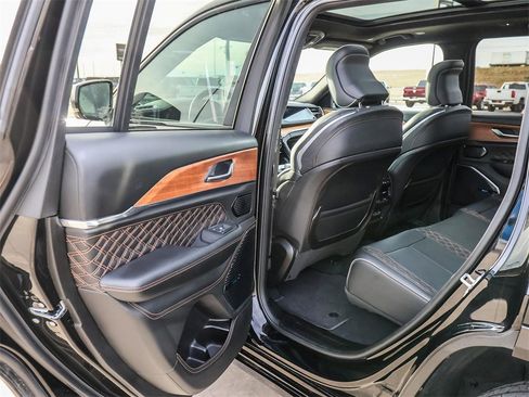 Used 2025 Jeep Grand Cherokee Summit image 29