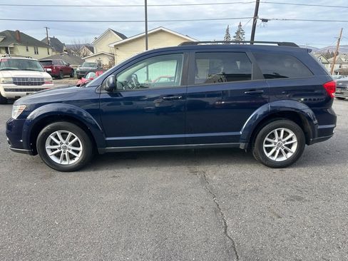 Used 2017 Dodge Journey SXT w/ Comfort/Convenience Group image 2
