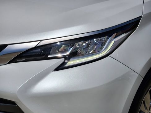 Used 2022 Toyota Sienna Limited AWD/4WD image 9
