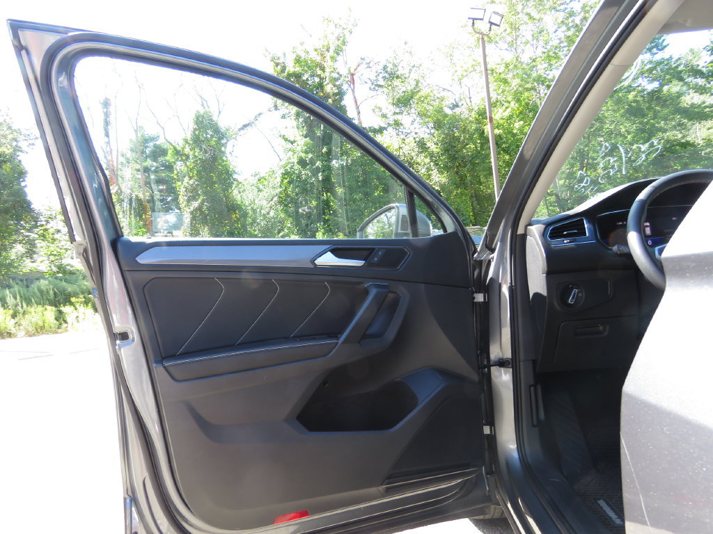 Used 2023 Volkswagen Tiguan SE AWD/4WD image 9