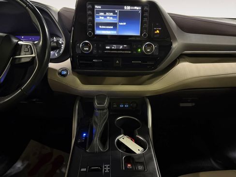 Used 2022 Toyota Highlander XLE FWD image 18