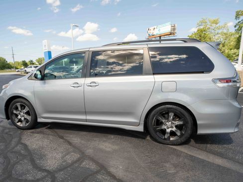 Used 2013 Toyota Sienna SE FWD image 4
