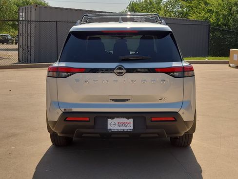 Certified 2024 Nissan Pathfinder SV FWD image 3
