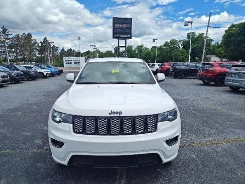 Used 2018 Jeep Grand Cherokee Altitude AWD/4WD image 2
