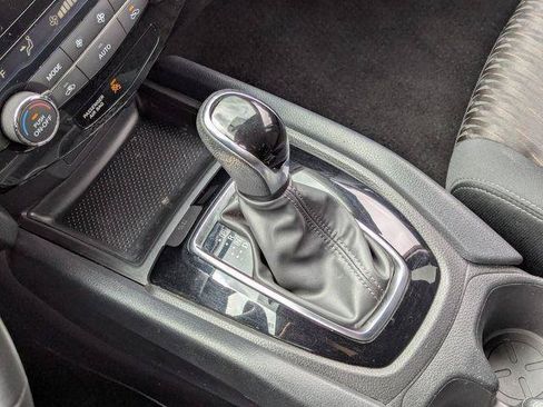 Used 2018 Nissan Rogue SV AWD/4WD image 16