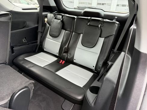 Used 2022 Ford Explorer XLT w/ Equipment Group 202A image 7