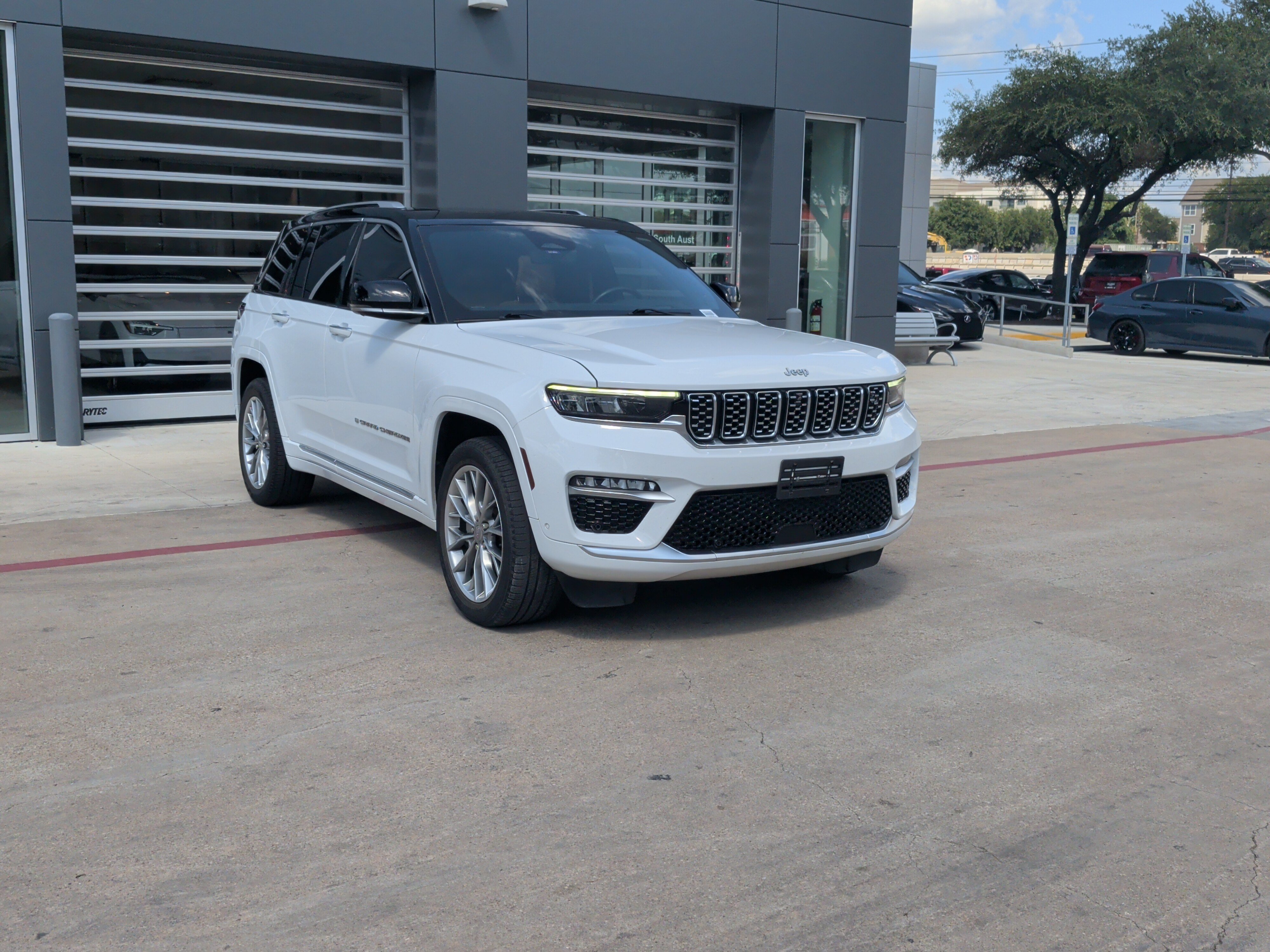 Used 2023 Jeep Grand Cherokee Summit w/ Adv Protech Group IV AWD/4WD image 3